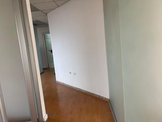 Foto 9 de Rento Oficina  de 100 m2 en la Av. Colón , Quito , Ecuador.