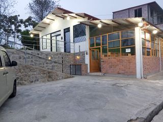 Foto 1 de URCUQUI, VENDO CASA COLONIAL, CON LOCAL Y DOS SUITES