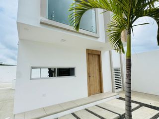 Foto 2 de Venta de casa de 3 habitaciones en urbanización privada, Sur de Manta.