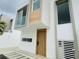 Foto 1 de Venta de casa de 3 habitaciones en urbanización privada, Sur de Manta.