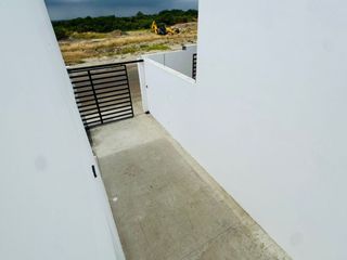 Foto 15 de Venta de casa de 3 habitaciones en urbanización privada, Sur de Manta.