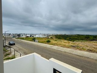 Foto 31 de Venta de casa de 3 habitaciones en urbanización privada, Sur de Manta.