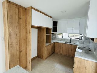 Foto 36 de Venta de casa de 3 habitaciones en urbanización privada, Sur de Manta.