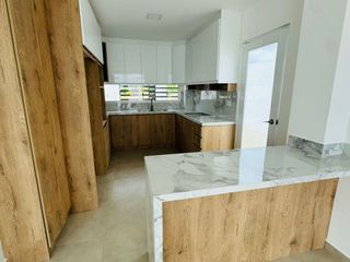 Foto 10 de Venta de casa de 3 habitaciones en urbanización privada, Sur de Manta.