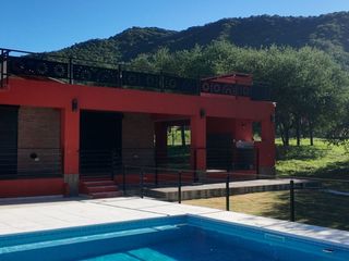 Foto 1 de VENTA DOS CASAS CON PISCINA AMPIO PARQUE VISTA A SIERRAS CALAMUCHITA
