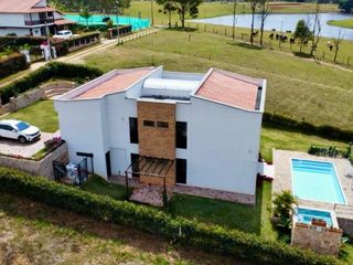 Foto 2 de ESPECTACULAR CASA CAMPESTRE MODERNA CON VISTA A UN LAGO