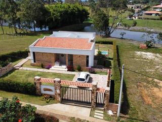 Foto 1 de ESPECTACULAR CASA CAMPESTRE MODERNA CON VISTA A UN LAGO