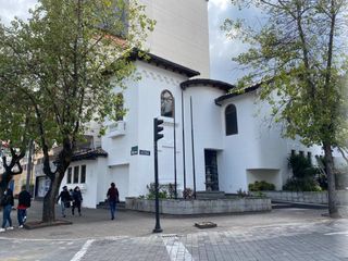 Foto 1 de Venta de local comercial con oficinas, sector La Mariscal - Quito