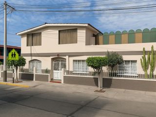Foto 1 de ¡Casa En Esquina A Precio De Terreno! Ubicación Estratégica!