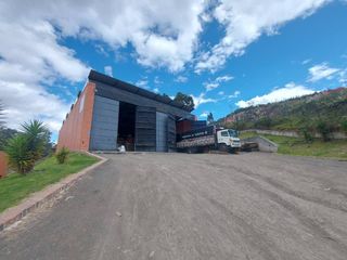 Foto 1 de Bodega de arriendo alquiler Panamericana Norte Cuenca sector centro de revisión vehicular.