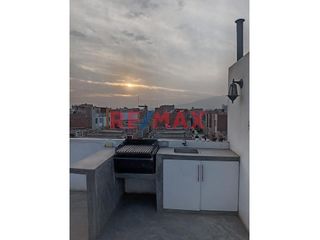 Foto 2 de Casa Semiamoblada Y Remodelada De 3 Pisos Mas Terraza En Condominio