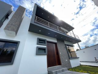 Foto 1 de 𝐄𝐬𝐩𝐞𝐜𝐭𝐚𝐜𝐮𝐥𝐚𝐫 𝐂𝐚𝐬𝐚 𝐞𝐧 𝐕𝐞𝐧𝐭𝐚 𝐞𝐧 𝐉𝐚𝐯𝐢𝐞𝐫 𝐋𝐨𝐲𝐨𝐥𝐚- Azogues