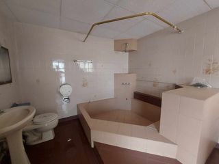 Foto 6 de PROPIEDAD COMERCIAL CASA EN ARRIENDO EN CUENCA SECTOR AVE PASEO DE LOS CAÑARIS y Av. Max Uhle