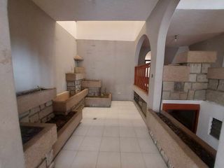 Foto 2 de PROPIEDAD COMERCIAL CASA EN ARRIENDO EN CUENCA SECTOR AVE PASEO DE LOS CAÑARIS y Av. Max Uhle