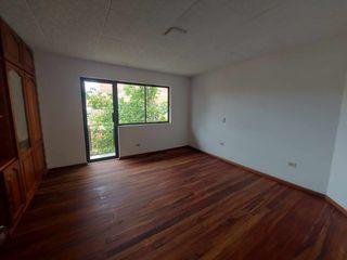 Foto 34 de PROPIEDAD COMERCIAL CASA EN ARRIENDO EN CUENCA SECTOR AVE PASEO DE LOS CAÑARIS y Av. Max Uhle