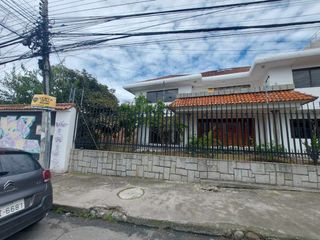 Foto 32 de PROPIEDAD COMERCIAL CASA EN ARRIENDO EN CUENCA SECTOR AVE PASEO DE LOS CAÑARIS y Av. Max Uhle