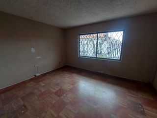 Foto 26 de PROPIEDAD COMERCIAL CASA EN ARRIENDO EN CUENCA SECTOR AVE PASEO DE LOS CAÑARIS y Av. Max Uhle