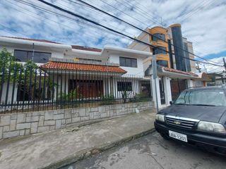 Foto 43 de PROPIEDAD COMERCIAL CASA EN ARRIENDO EN CUENCA SECTOR AVE PASEO DE LOS CAÑARIS y Av. Max Uhle