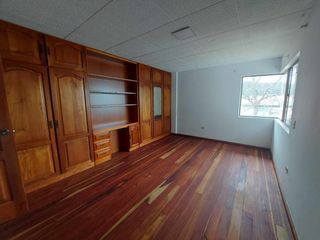 Foto 18 de PROPIEDAD COMERCIAL CASA EN ARRIENDO EN CUENCA SECTOR AVE PASEO DE LOS CAÑARIS y Av. Max Uhle