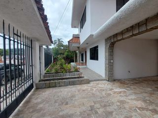 Foto 27 de PROPIEDAD COMERCIAL CASA EN ARRIENDO EN CUENCA SECTOR AVE PASEO DE LOS CAÑARIS y Av. Max Uhle