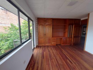 Foto 11 de PROPIEDAD COMERCIAL CASA EN ARRIENDO EN CUENCA SECTOR AVE PASEO DE LOS CAÑARIS y Av. Max Uhle