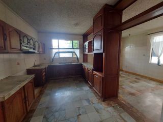 Foto 4 de PROPIEDAD COMERCIAL CASA EN ARRIENDO EN CUENCA SECTOR AVE PASEO DE LOS CAÑARIS y Av. Max Uhle