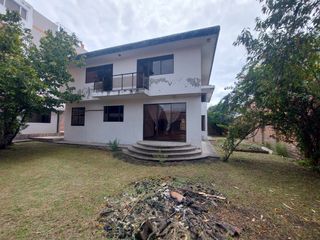 Foto 41 de PROPIEDAD COMERCIAL CASA EN ARRIENDO EN CUENCA SECTOR AVE PASEO DE LOS CAÑARIS y Av. Max Uhle