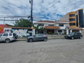 Foto 31 de PROPIEDAD COMERCIAL CASA EN ARRIENDO EN CUENCA SECTOR AVE PASEO DE LOS CAÑARIS y Av. Max Uhle