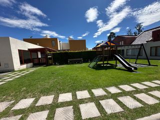 Foto 16 de Casa de arriendo o venta en nayón de 5 dormitorios dentro de urbanización