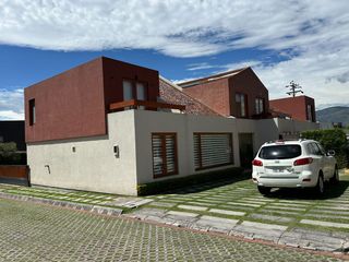 Foto 21 de Casa de arriendo o venta en nayón de 5 dormitorios dentro de urbanización