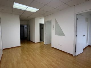 Foto 4 de Espaciosa oficina en renta - 6to piso Av. Colón