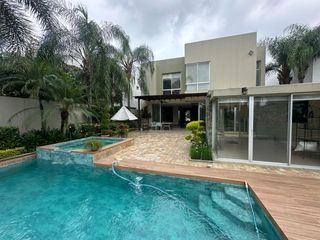 Foto 1 de En venta lujosa casa al lago en Arrecife, Isla Mocoli, Via Samborondon