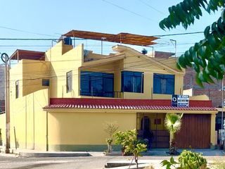 Foto 1 de Vendo EXCLUSIVA Casa en ESQUINA frente PARQUE y Santa María  ICA!