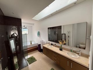 Foto 16 de Exclusividad y naturaleza: casa de lujo con jardín interior y cancha de tenis
