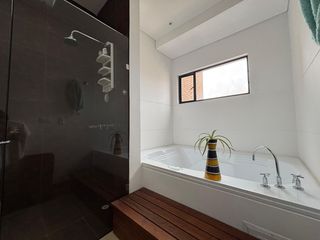 Foto 17 de Exclusividad y naturaleza: casa de lujo con jardín interior y cancha de tenis