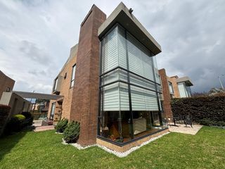 Foto 1 de Exclusividad y naturaleza: casa de lujo con jardín interior y cancha de tenis