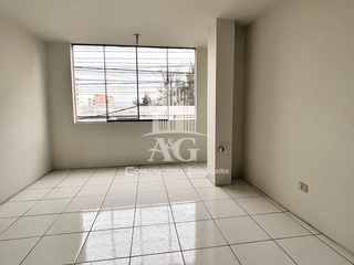 Foto 2 de EN VENTA CASA DE 2 PISOS DE 383.33 MT EN PLENA AVENIDA   MARISCAL CASTILLA, MIRAFLORES, ZONA COMERCIAL Y ESTRATEGICA, CON 15 TIENDAS COMERCIALES Y DPT