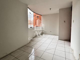 Foto 3 de EN VENTA CASA DE 2 PISOS DE 383.33 MT EN PLENA AVENIDA   MARISCAL CASTILLA, MIRAFLORES, ZONA COMERCIAL Y ESTRATEGICA, CON 15 TIENDAS COMERCIALES Y DPT