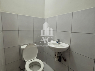 Foto 4 de EN VENTA CASA DE 2 PISOS DE 383.33 MT EN PLENA AVENIDA   MARISCAL CASTILLA, MIRAFLORES, ZONA COMERCIAL Y ESTRATEGICA, CON 15 TIENDAS COMERCIALES Y DPT