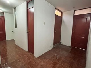 Foto 6 de EN VENTA CASA DE 2 PISOS DE 383.33 MT EN PLENA AVENIDA   MARISCAL CASTILLA, MIRAFLORES, ZONA COMERCIAL Y ESTRATEGICA, CON 15 TIENDAS COMERCIALES Y DPT