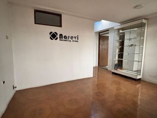 Foto 8 de EN VENTA CASA DE 2 PISOS DE 383.33 MT EN PLENA AVENIDA   MARISCAL CASTILLA, MIRAFLORES, ZONA COMERCIAL Y ESTRATEGICA, CON 15 TIENDAS COMERCIALES Y DPT