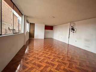 Foto 11 de EN VENTA CASA DE 2 PISOS DE 383.33 MT EN PLENA AVENIDA   MARISCAL CASTILLA, MIRAFLORES, ZONA COMERCIAL Y ESTRATEGICA, CON 15 TIENDAS COMERCIALES Y DPT