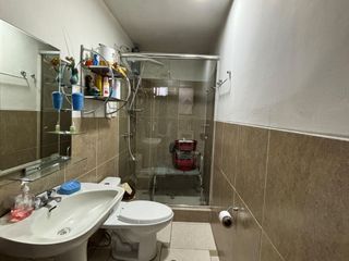 Foto 14 de EN VENTA CASA DE 2 PISOS DE 383.33 MT EN PLENA AVENIDA   MARISCAL CASTILLA, MIRAFLORES, ZONA COMERCIAL Y ESTRATEGICA, CON 15 TIENDAS COMERCIALES Y DPT