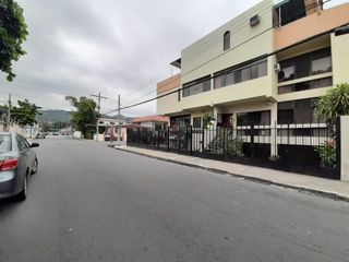 Foto 1 de SE VENDE 3 PROPIEDAD EN 1 (DOS CASA COMERCIALES Y 1 LOCAL) EN URDESA