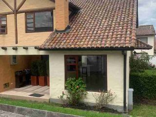 Foto 1 de Se Vende / Casa Esquinera/ en Urbanizacion Privada con piscina/Conocoto