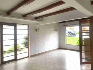 Foto 2 de Se Vende / Casa Esquinera/ en Urbanizacion Privada con piscina/Conocoto