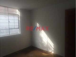Foto 10 de ¡Oportunidad! Vendo Casa Como Terreno En Los Olivos. Ideal Para Invertir