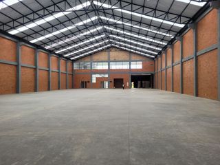 Foto 1 de Excelente bodega para renta ubicada en Madrid de 1.684 M2