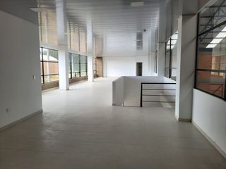 Foto 12 de Excelente bodega para renta ubicada en Madrid de 1.684 M2