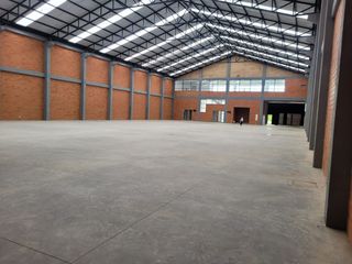 Foto 2 de Excelente bodega para renta ubicada en Madrid de 1.684 M2